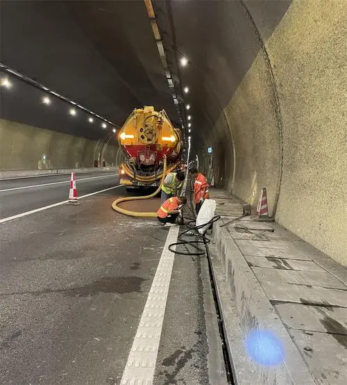 虎林隧道排水渠清淤